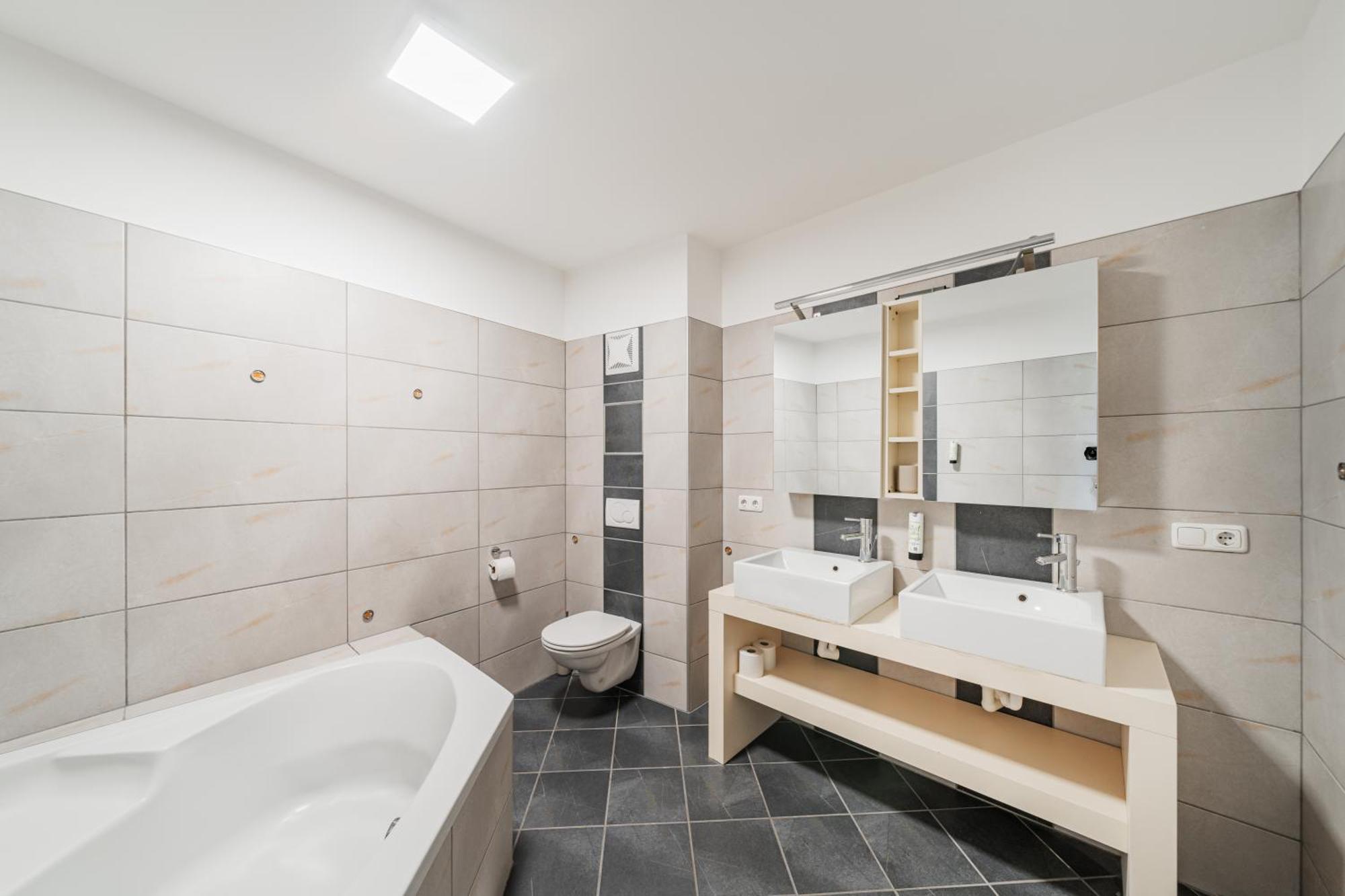 Next To Schoenbrunn - Free Parking !!! Viena