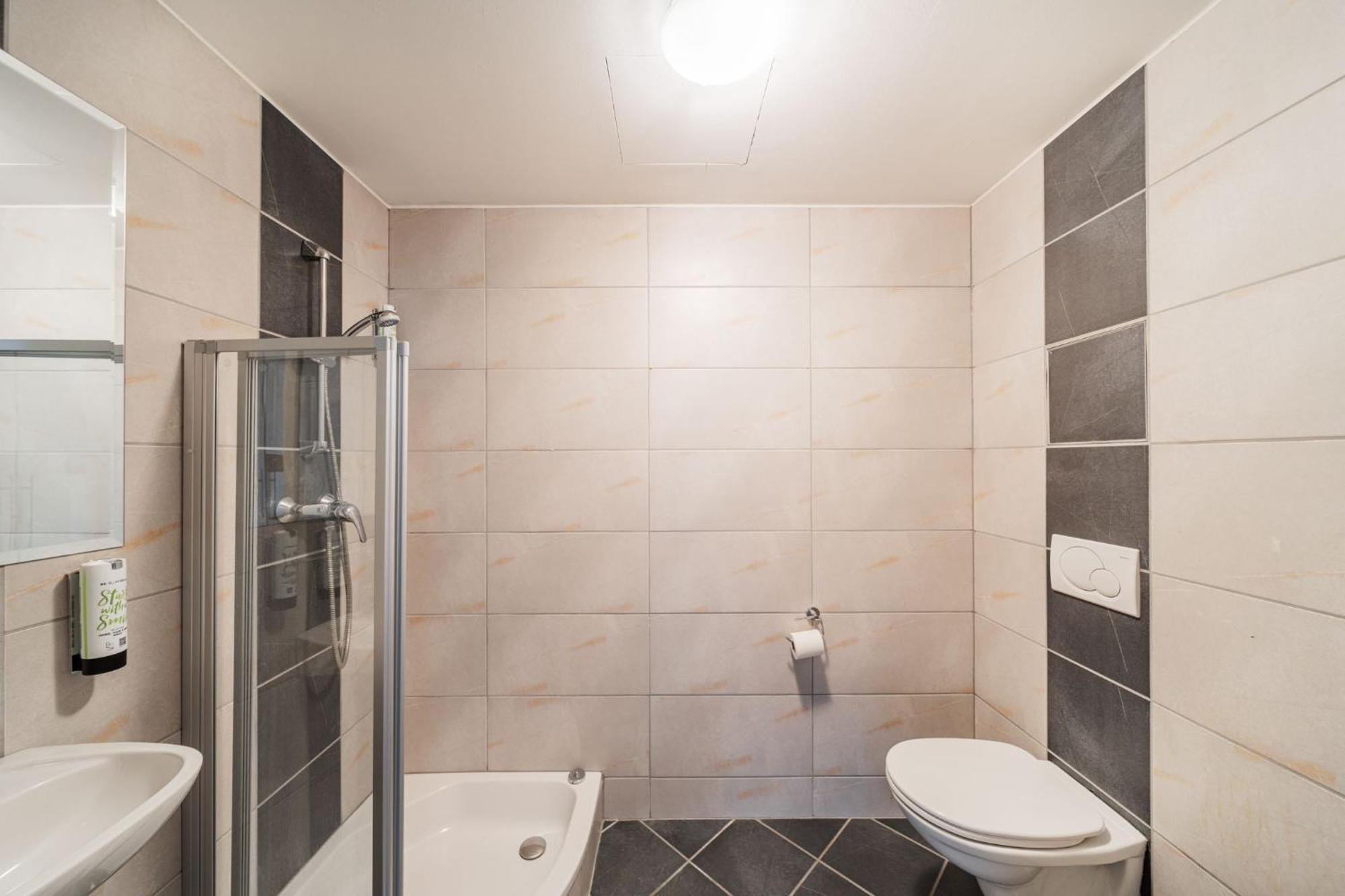 Next To Schoenbrunn - Free Parking !!! * Viena